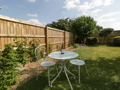 16 Mythern Meadow Hotels near Tithe Barn