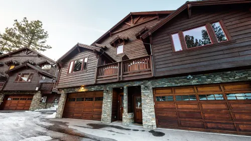 Grayfox 2 Pet-Friendly, 5-Star with Private Hot Tub, 2 Car Garage and Prime Location Condo
