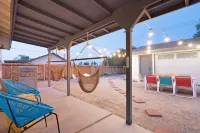 The Rockhopper - Hot Tub, Fire Pit & Walk to Downtown Jt! 4 Bedroom Home by RedAwning Hotels in Joshua Tree