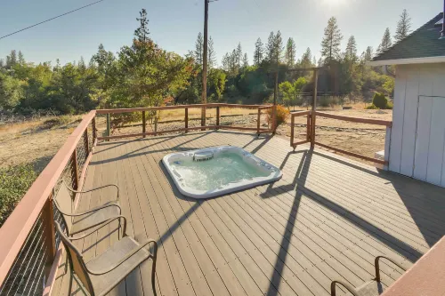 Waterfront Mariposa Vacation Rental w/ Hot Tub - Homestays