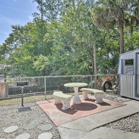 Peaceful Satsuma Escape w/ Dunns Creek Access