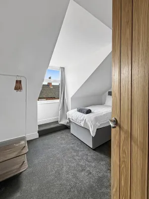 Perfect Town Location – Spacious 3-Bedroom Townhouse with Garden in Grantham! Hotels near Belton Park