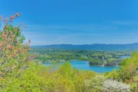 Lake-View Condo with Covered Deck in Hiawassee! - 3 tähden