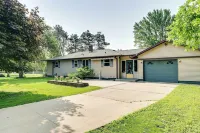Charming Wausau Cottage on-Site Lake Access! - Parking