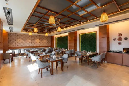 Krishna's Courtyard - Hotel & Convention Отели рядом с достопримечательностью «Cuttack Railway Station Retiring Room»