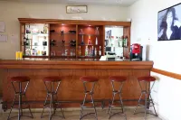 Holiday Suites Hotel & Beach Resort - bar