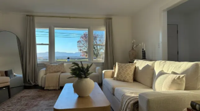 Mountain-View Retreat @ Heart of Hudson with Decks, Designer Decor & Game Hotels in 