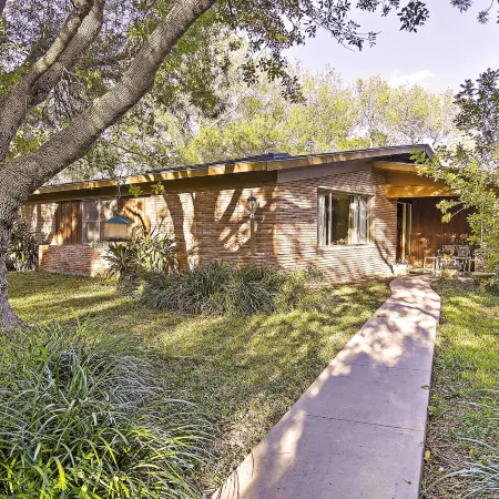 Mid-Century Hideaway: Spacious Brownsville Home!