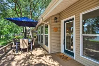 Remodeled Cedar Creek Lake Retreat w/ Fire Pit! - Parkplatz