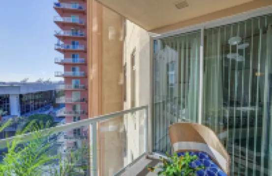 Luxe Long Beach Condo w/ Pool: 1 Mi to Shoreline!