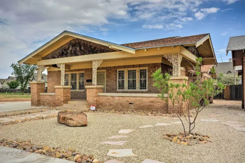 Inviting Lubbock Home > 1 Mi to Downtown - spa
