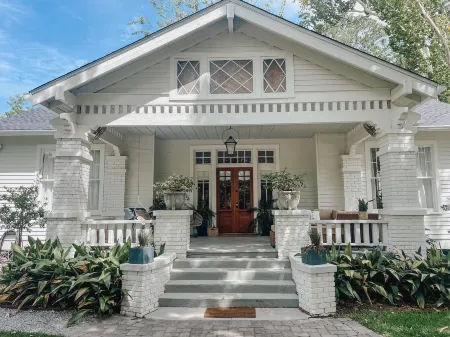 Guesthouse on Girod Отели в г. Мандевилл