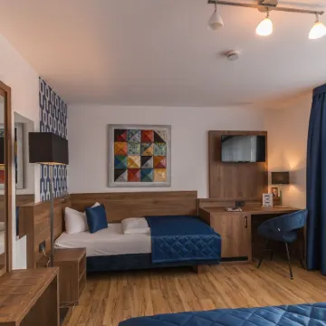 Hotel am Brauerei-Dreieck Hotels near Faessla Keller
