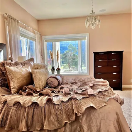Movie Theater! Hot Tub! Private Rental 3 Bedrooms and 2 Bathrooms.