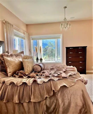 Movie Theater! Hot Tub! Private Rental 3 Bedrooms and 2 Bathrooms.