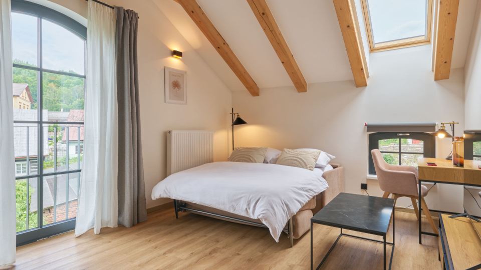 Luxury Mountain Attic with AC & Netflix