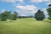 Peaceful Raphine Cottage w/ Deck & Fireplace! - Parking