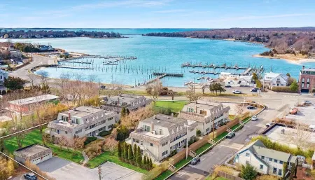 Sag Harbor 2BR Townhome w/Patio, Smart Home & Boat Slip Отели рядом с достопримечательностью «Sag Harbor Historical Museum: The Annie Cooper Boyd House»