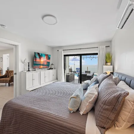 Spacious 5-bedroom house with Pool, Ocean Views, Dock in  wonderful Marathon, Fl