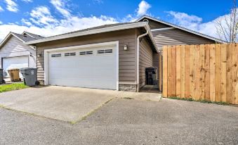 Grants Pass Home 1 Mi to Downtown and Rogue River!