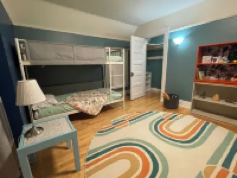 5-Min Walk to Downtown Olympia and Capital Lake, 4Br, Sleeps 13