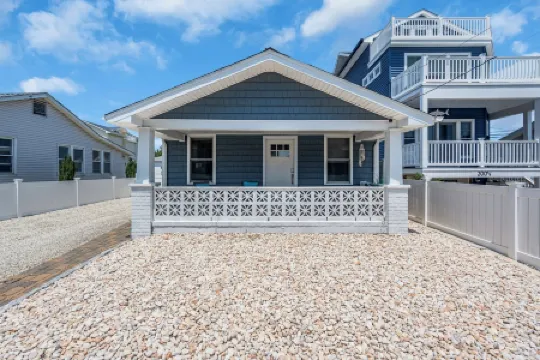 1 Block to Beach, Linens + Towels, BBQ, AC