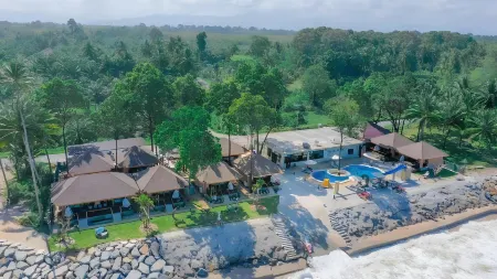 Villa Kani Resort & Restaurant Отели рядом с достопримечательностью «Wat Yang Yai»
