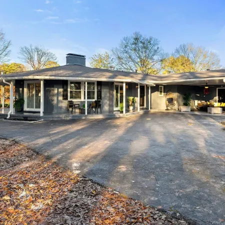 Serenity Spot- Charming 3-bedroom house 20 minutes from the Airport.