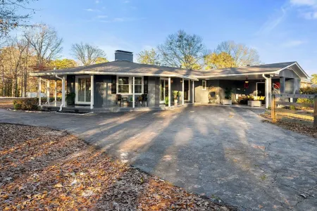 Serenity Spot- Charming 3-bedroom house 20 minutes from the Airport.