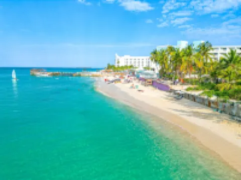 Pink Palms at Cable Beach - 4 Bedroom - 1 Minute to Beach