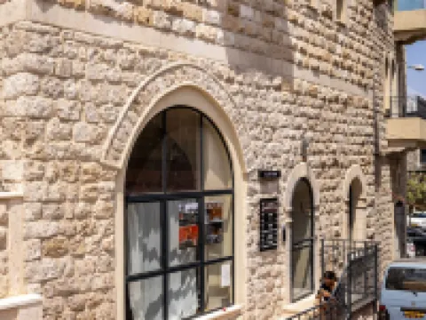 Old Charm & Modern Meets in Haifa with Shelter Hotéis em Haifa