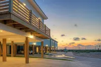 Between the Shores by AvantStay Pool Boardwalk