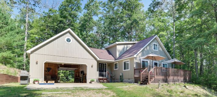 Roscommon Retreat w/ Deck ~ 1 Mile to Higgins Lake Ξενοδοχεία στην πόλη Roscommon County