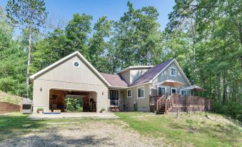 Roscommon Retreat w/ Deck ~ 1 Mile to Higgins Lake