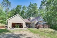 Roscommon Retreat w/ Deck ~ 1 Mile to Higgins Lake Hotels in Markey Township