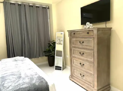 Stylish 1-Bed Condo with Views in Harloe Hotels in 