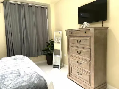 Stylish 1-Bed Condo with Views in Harloe Hotels in 