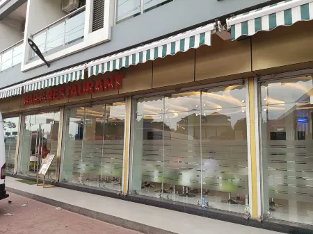 Hotel Indigo Отели рядом с достопримечательностью «ROND POINT SUPER LEMBA»