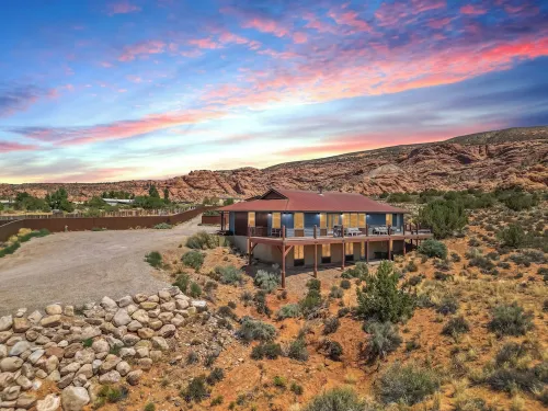 Luxury Moab Home, Stunning Views, 7 bd, sleeps 26