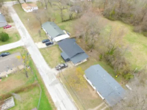Snuggle up and relax with the whole family at this Ava home. 아바 호텔