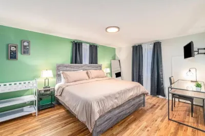 Split Suite 3 Bedroom, Large Dining Area, Fenced Yard Hotels in West Omaha