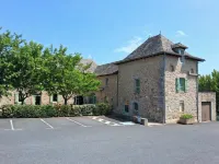 Logis hôtel l'Instant Mont le Viaur فنادق في Laparrouquial