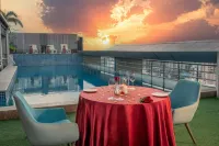 Radisson Hyderabad Hitec City - Kolam Renang