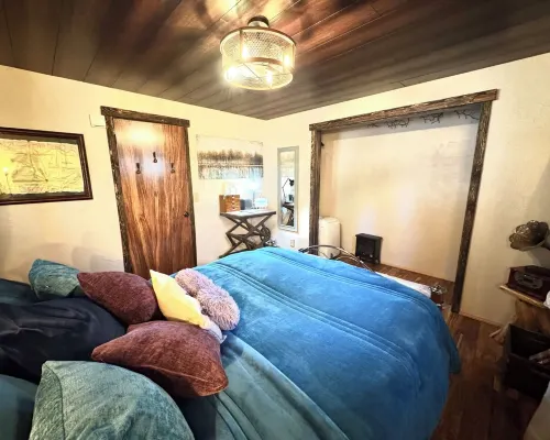 Beautiful Yo Mama’s House Hotels in Wrightwood