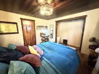 Beautiful Yo Mama’s House Hotels in Wrightwood