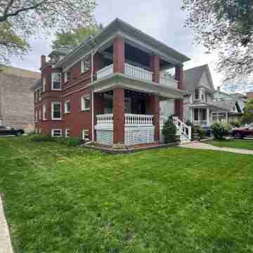 Chic 2-bedroom apartment in beautiful Rogers Park with WiFi & EV Charger Hotel Exterior