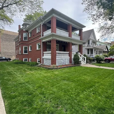 Chic 2-bedroom apartment in beautiful Rogers Park with WiFi & EV Charger