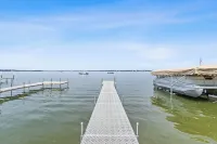 4-bedroom house in brilliant Clear Lake with AC, WiFi. Enjoy your stay