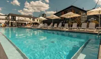 Colonial Hotel & Suites - Swimmingpools