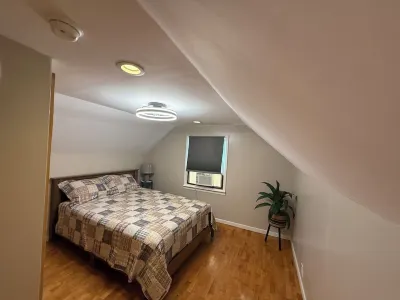 Charming 3-bedroom house in lovely Presque Isle with WiFi, AC Riverside park附近的飯店